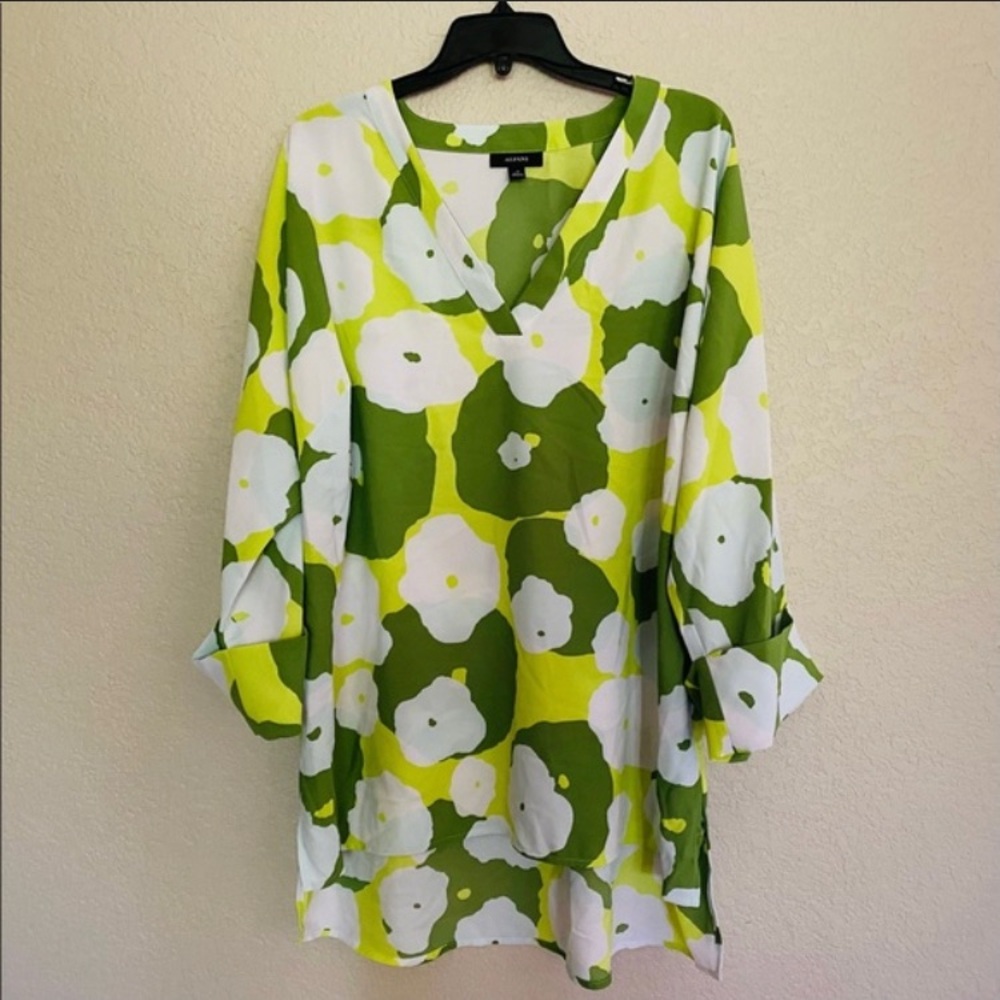 Alfani Women Blouse Floral Cuff Sleeve
Tunic Green & White Floral Blouse 1X NWT - Picture 4 of 7
